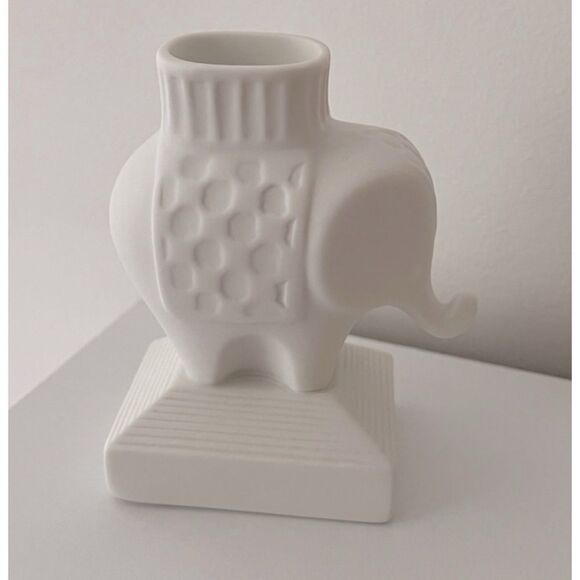 Jonathan Adler
Elephant Match Strike - Picture 3 of 5